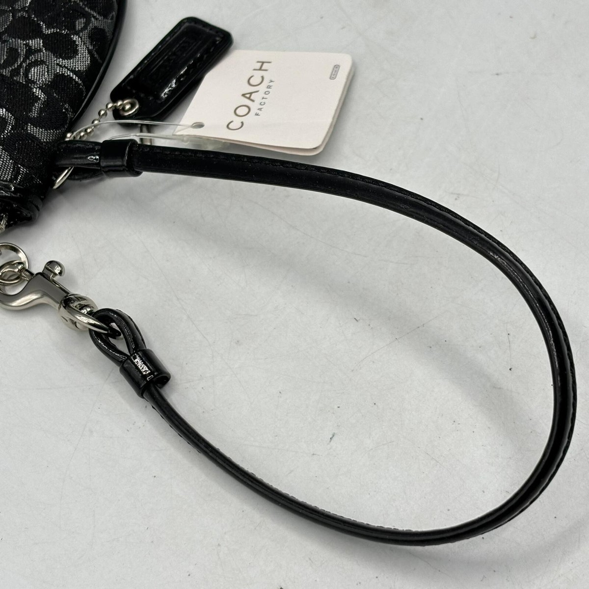 ポーチ COACH Signature Lurex Small Wristlet F43363 New Coach Signature Lurex Silver/Gold Pleated Canvas Small