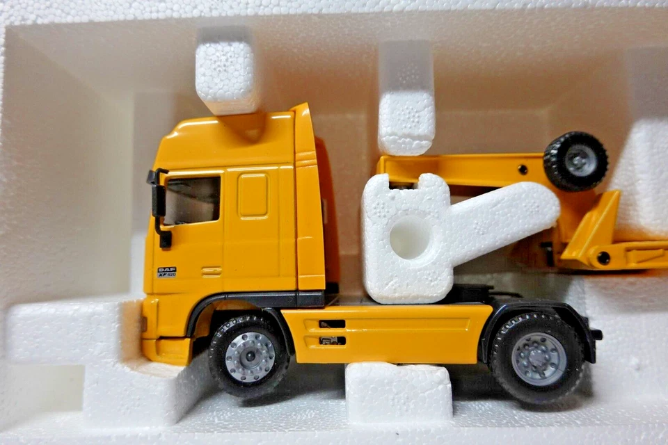 JOAL 343 Compact DAF 95 XF Truck High Cab with Lowbed Trailer 1:50 Scale - Image 3 of 4