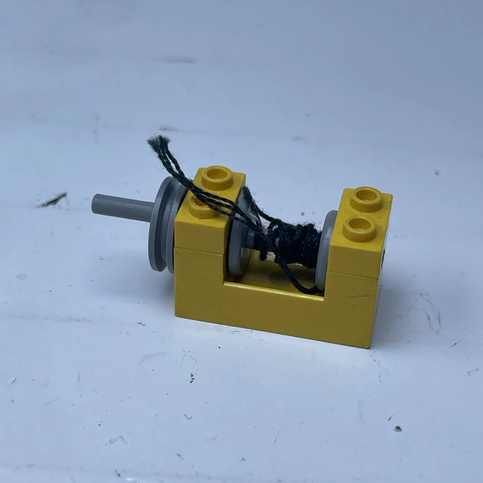 Vintage Lego Land Yellow Castle 375/6075 Winch Part - Image 4 of 4