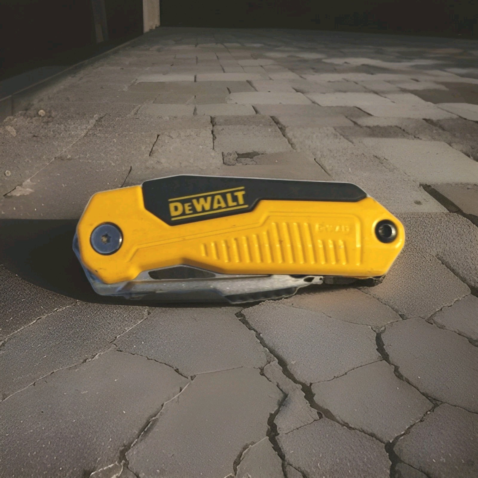 DEWALT DWHT10046 Standard Retractable Utility Knife With Blades