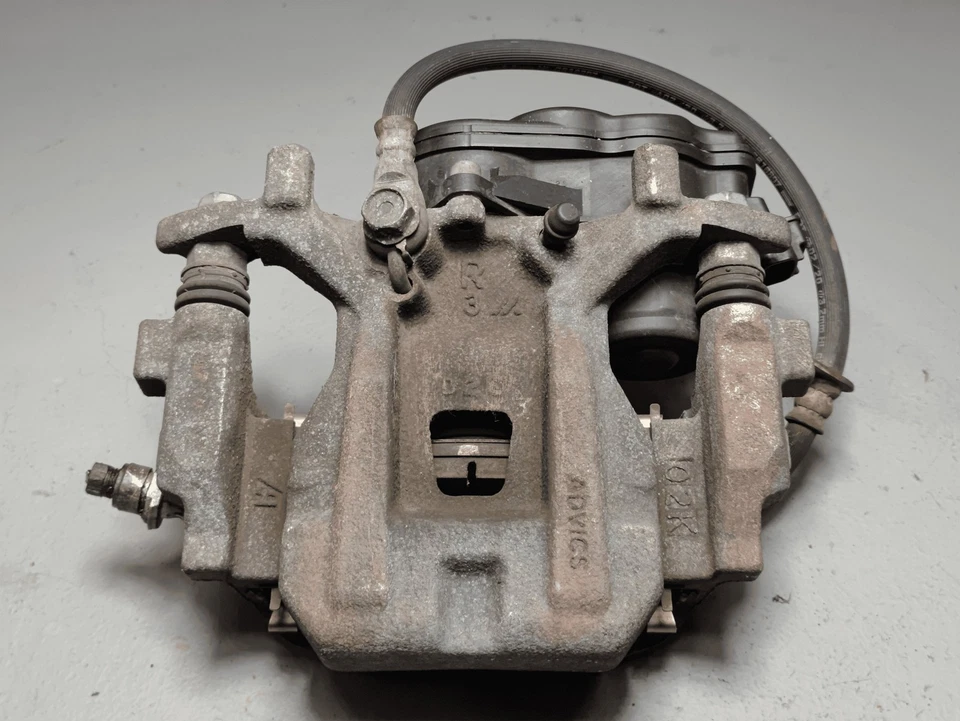 Pinza de freno de disco lateral del pasajero trasero Toyota RAV4 2019-2025 AWD con actuador OEM Foto 4 de 4