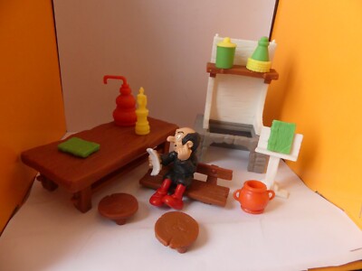 La Figurine Schtroumpf Gargamel + une table et des accesoires