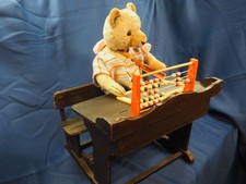 Antike Schulbank mit Abakus, Schreibtafel,Tintenbehälter und Teddybär