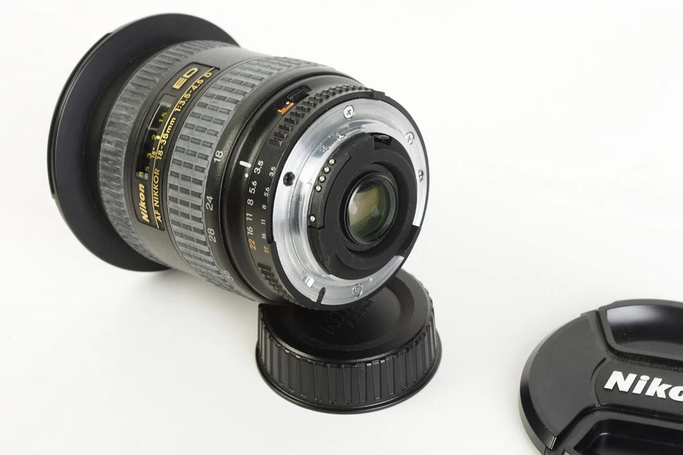 Objetivo zoom Nikon AF Nikkor 18-35 mm 1:3,5-4,5 D ED Foto 2 de 4