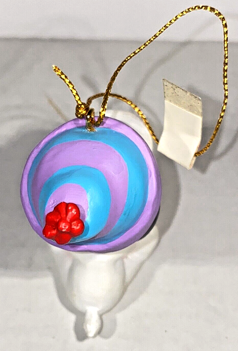 Peanuts SNOOPY w/ PRESENT CERAMIC CHRISTMAS ORNAMENT - Willitts