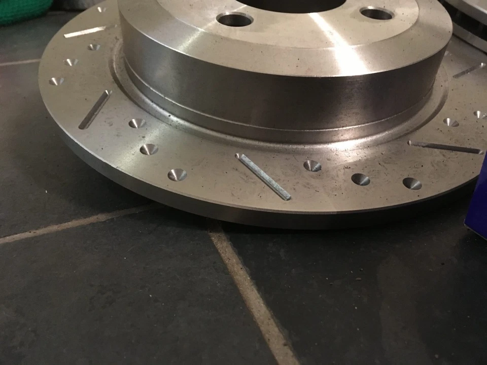 Mini R53 Cooper S dischi freno scanalati e pastiglie EBC UltiMAX, Fnt + Posteriore - Immagine 3 di 4