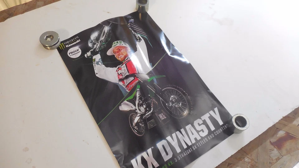 Póster de distribuidor de bebidas energéticas Kawasaki KX Dynasty con Villopoto Monster Foto 4 de 4