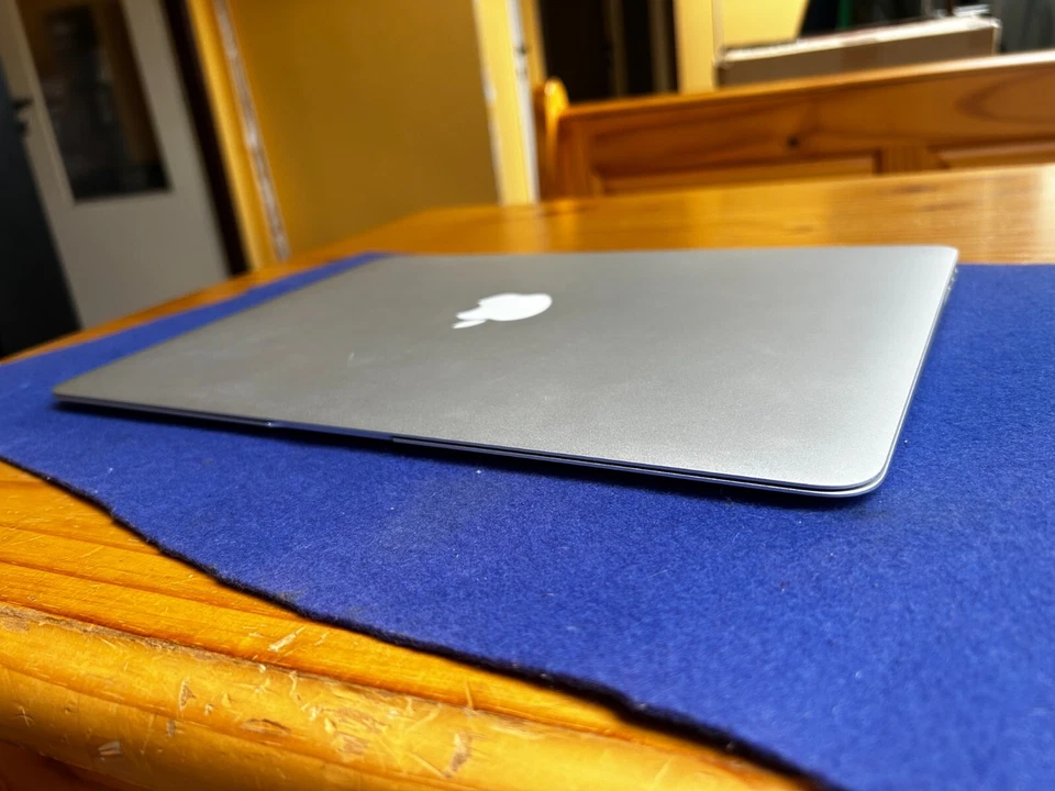 Apple MacBook Air 13,3 Zoll in OVP (251GB SSD, Intel Core i5 4GB DDR3) - Bild 4 von 4