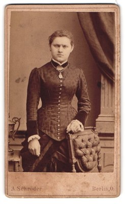 Fotografie A. Schröder, Berlin-O., Gr. Frankfurter-Str. 117, Bürgerliche Dame m 