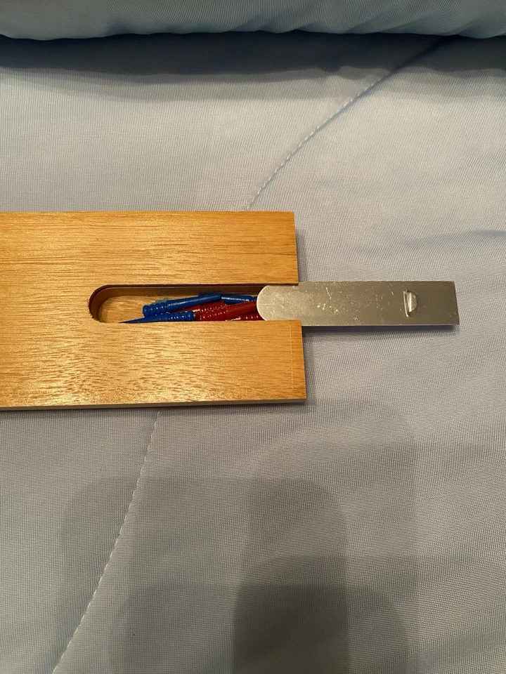 Vintage Cardinal's Wood Cribbage Board, Red & Blue Pegs - Image 4 of 4