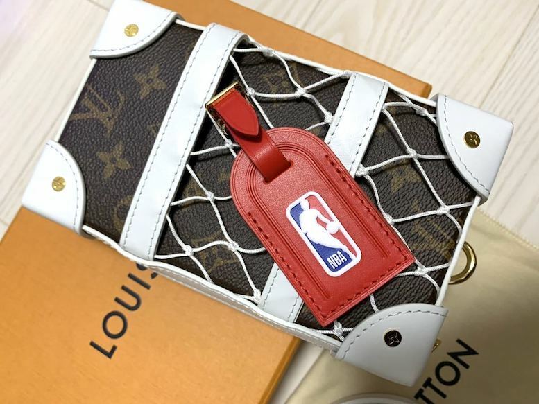 LOUIS VUITTON NBA Soft Trunk Shoulder Bag Wallet Purse M80102 Monogram Auth  New