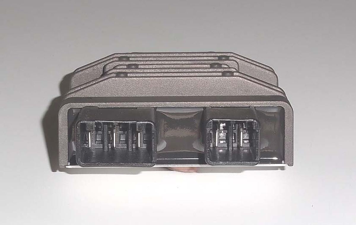 Régulateur de tension Honda Integra 700 pour réparer les pannes de batterie