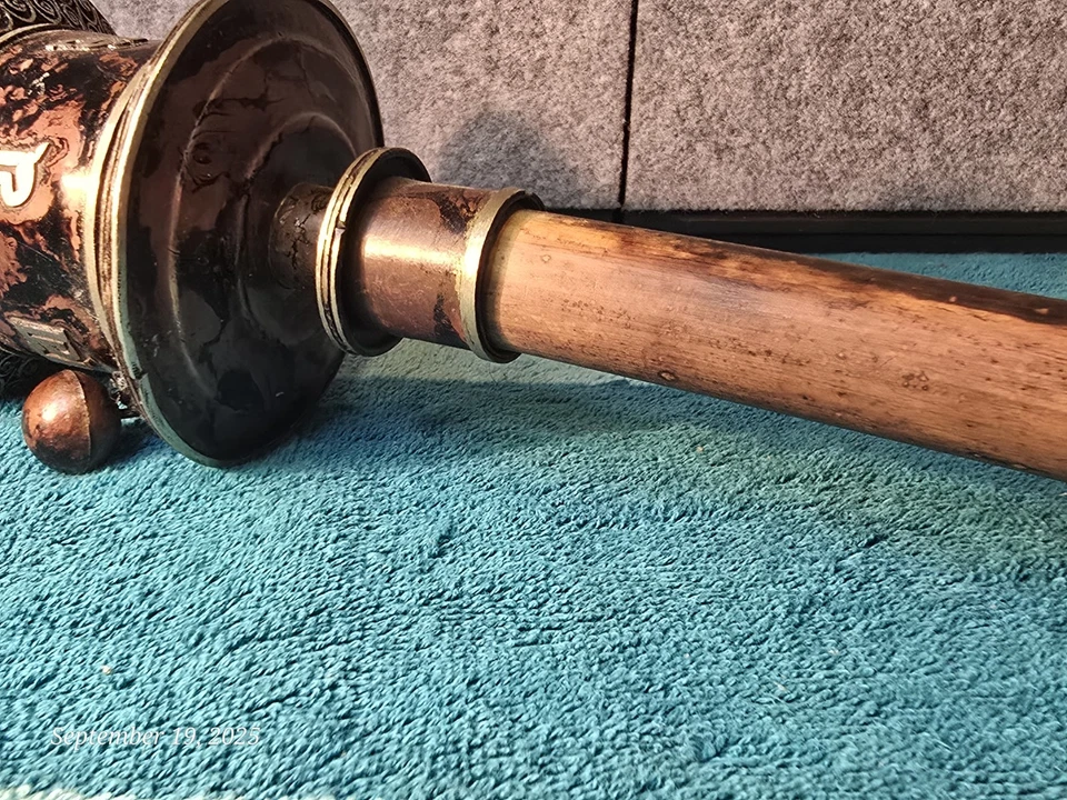 Preciosa rueda de oración budista antigua con pergamino Foto 3 de 4