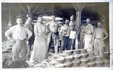 CPA 88 EPINAL SUPERBE CARTE PHOTO FIGURANT DES OUVRIERS DANS UNE USINE (AU VERSO