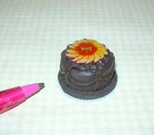 Pastel de chocolate redondo miniatura cubierto con fruta: CASA DE MUÑECAS escala 1:12