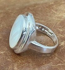 Beautiful SU 925 Sterling Silver Oval Natural White Mother of Pearl Ring Size 7