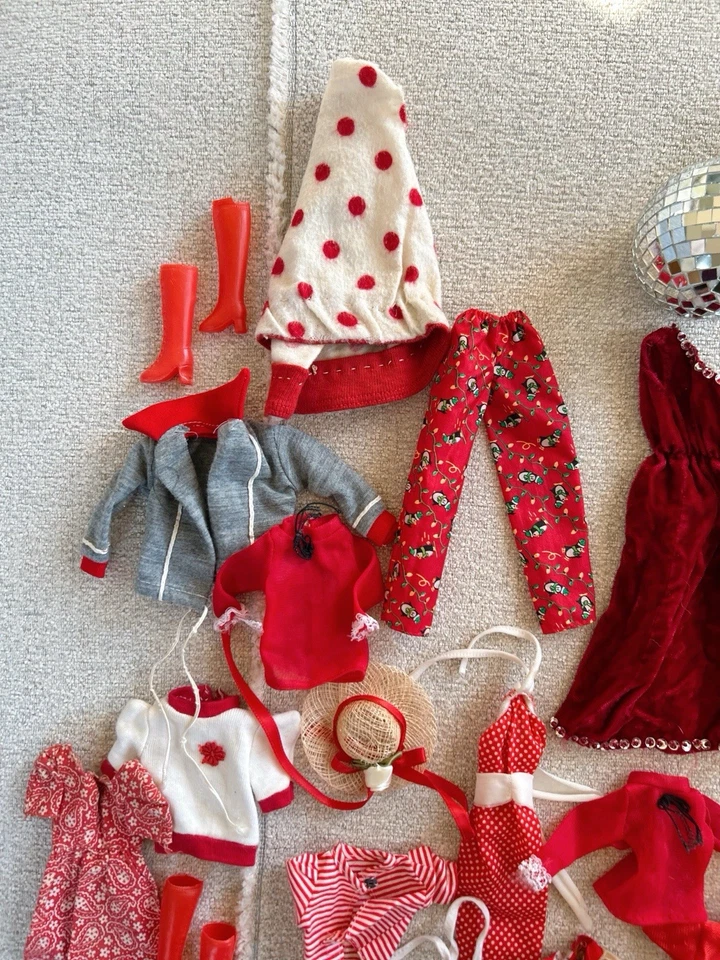 Lote Ropa Barbie Vintage Años 60-Y2K Tonos Rojos 21 Piezas Varias Eras Foto 3 de 4