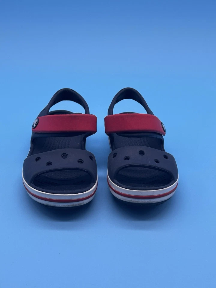 Sandalia Crocband™ para niños - Raya roja azul marino blanca. Gancho y bucle talla C9 de EE. UU. Foto 3 de 4