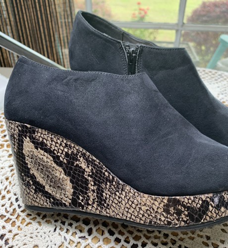 Women's Black Open Toed Wedge (3 1/4”) Snake Print Shoes Size 8M Zip Up Side 612 - Picture 2 of 11
