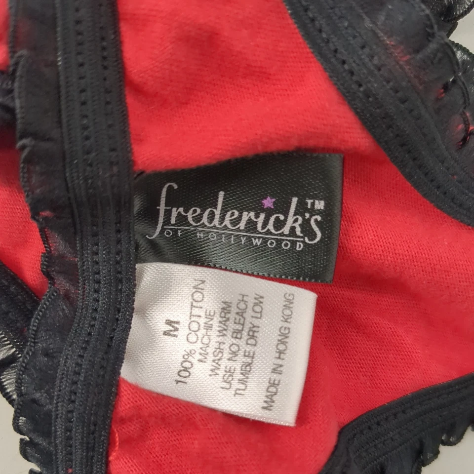 Calcinha Tanga Frederick's of Hollywood Vermelha Preta Renda Babado Maricas M Nova Sem etiquetas - Imagem 4 de 4