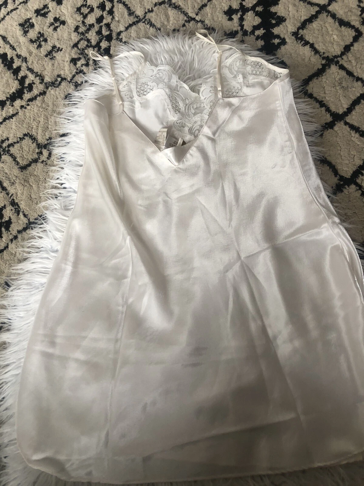 UNDERCOVER Piccolo abito vintage Victoria's Secret slip raso pizzo da notte avorio regolabile. Y