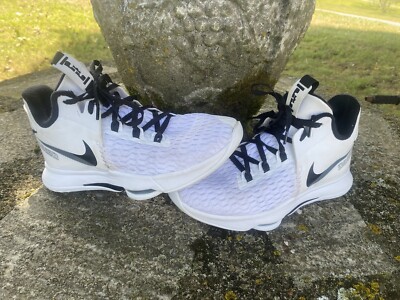 white nike bball shoes