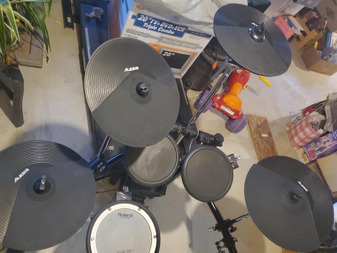 Roland VDrums TD4 Electronic KIt, Cymbals, Pedals, Module w/Cords