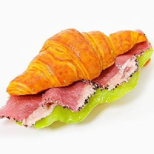 Muestra de comida de plástico prejaponés comida falsa pato pastrami jamón croissant sándwich
