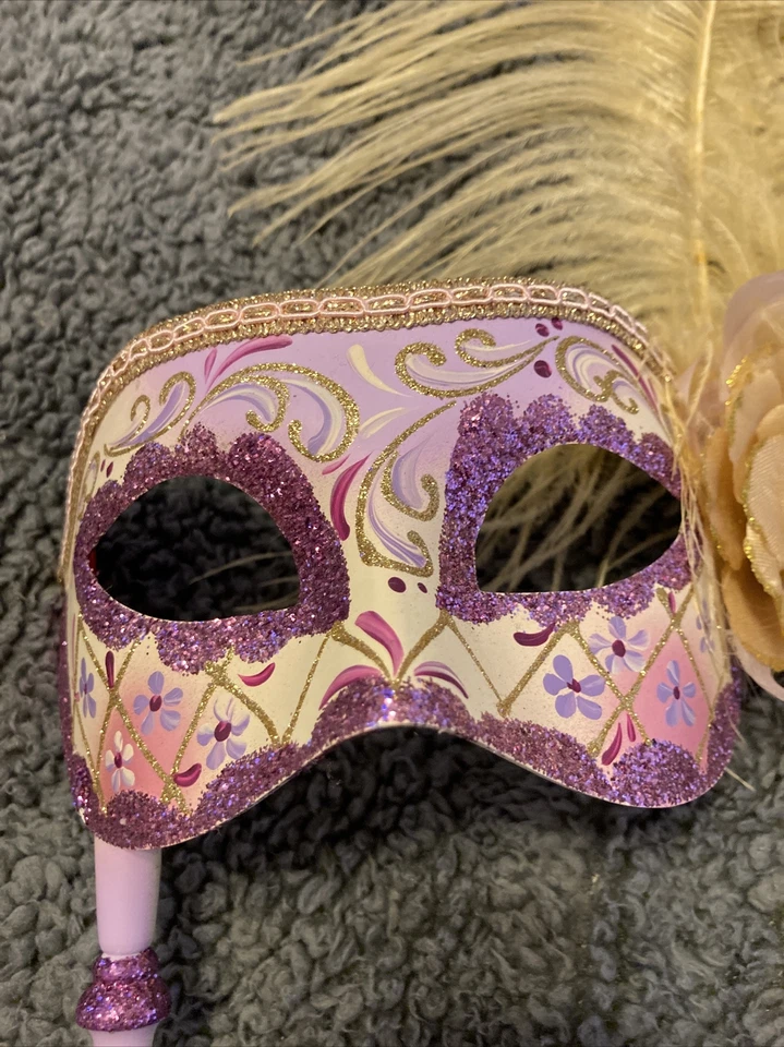 Máscara pintada a mano original firmada por Venecia con fecha 2013 hecha en Italia plumas Foto 2 de 4