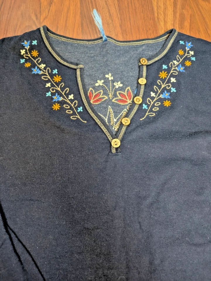 Top Henley Alp-N-Rock bordado para mujer pequeño azul manga larga ciervo floral boh Foto 3 de 4