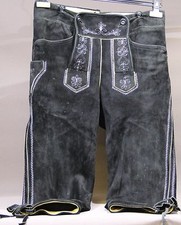 Schwarze Bayerische 3/4 Lederhose bestickt mit Träger