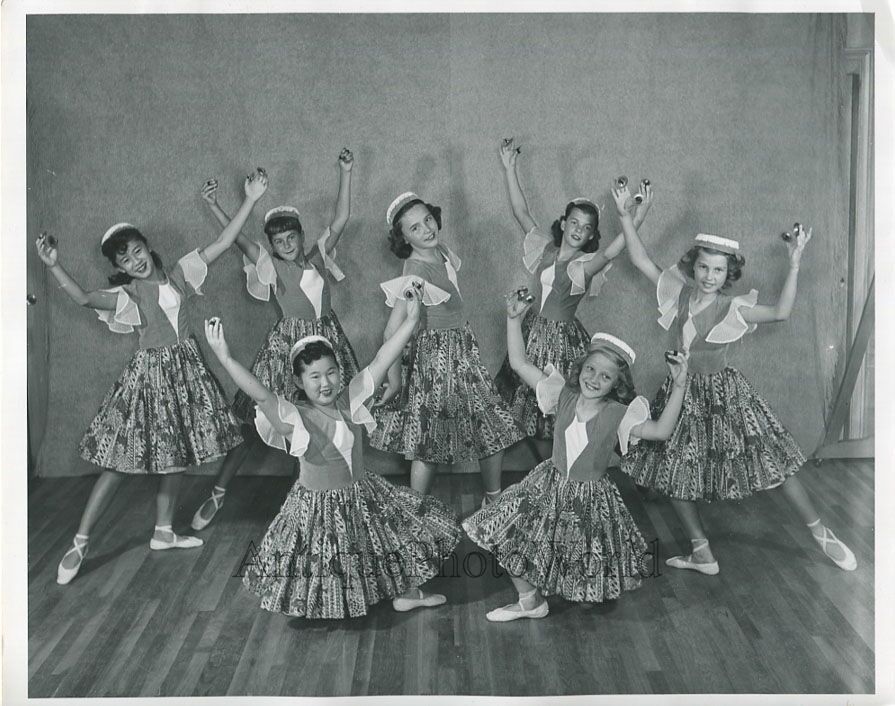 Chicas Lindas Bailarinas De Flamenco En Disfraces Con Castañuelas Foto Vintage