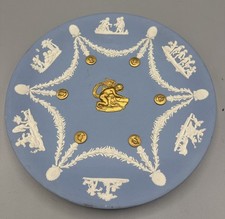 Seltener Jasperware dreifarbiger Trophäenteller blau weiß gold Amor Schärfpfeile