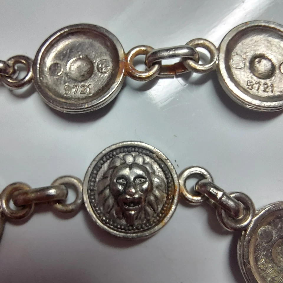 Cadena, collar o cinturón 38" CABEZA DE LEÓN medallón tono plata envejecida usado en excelente estado Foto 4 de 4