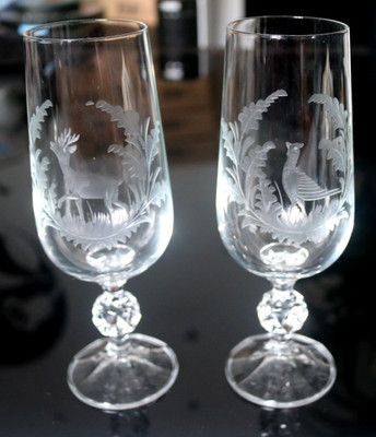 2 x SELTENE Vintage Böhmische Kristall Weingläser mit Wildtier Deko