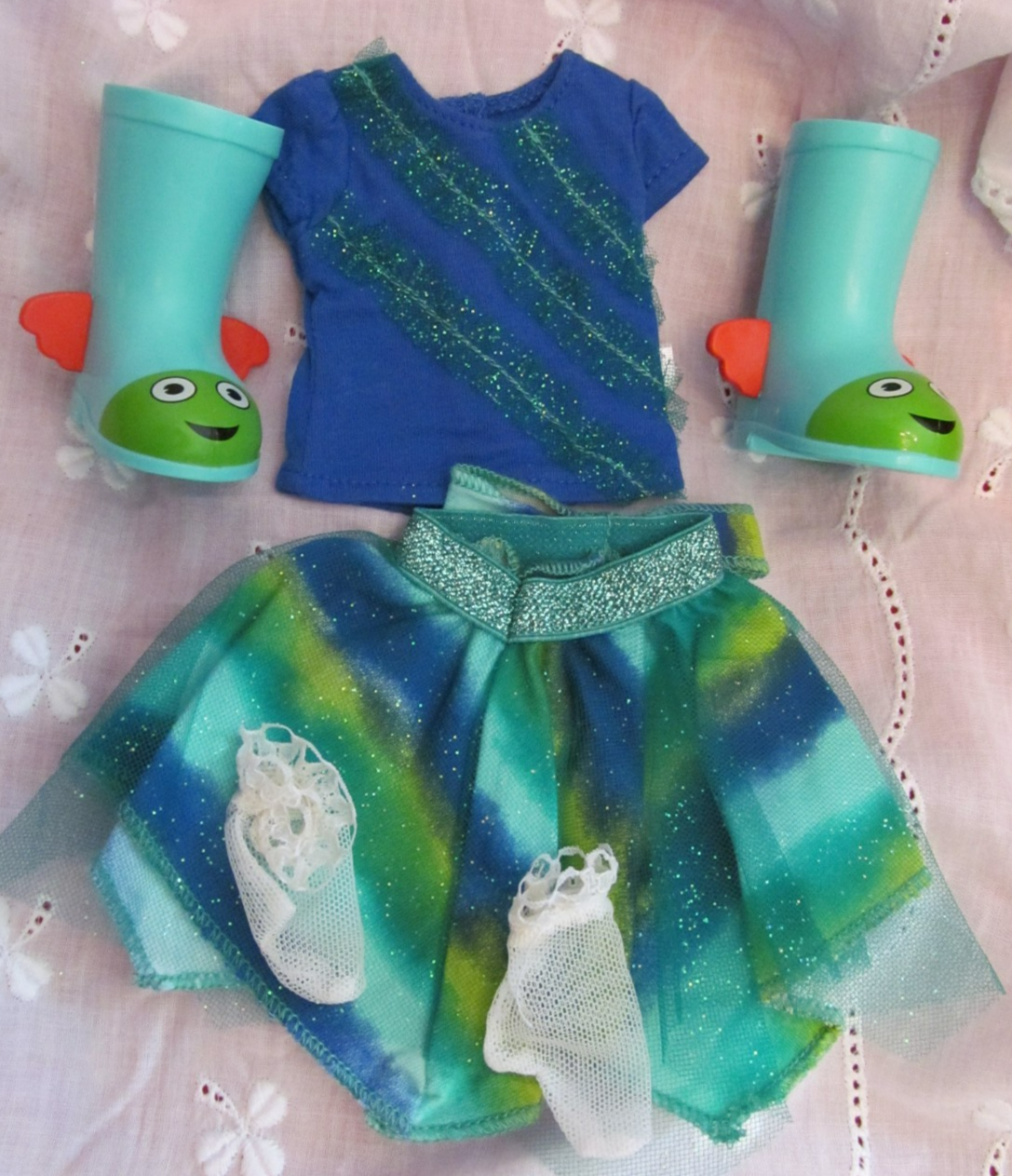 American Girl Wellie Wishers Camille Outfit with Top Skirt Rain Boots Socks