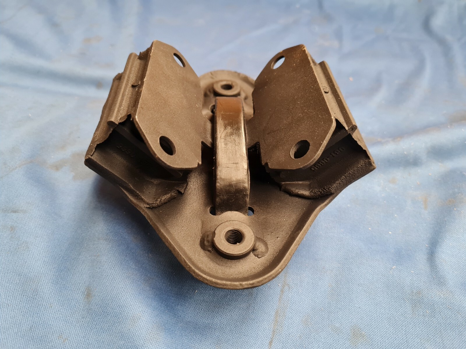 Front Subframe Rear Vee Mount For Jaguar XJ6 XJ8 (XJ40, X300, X308