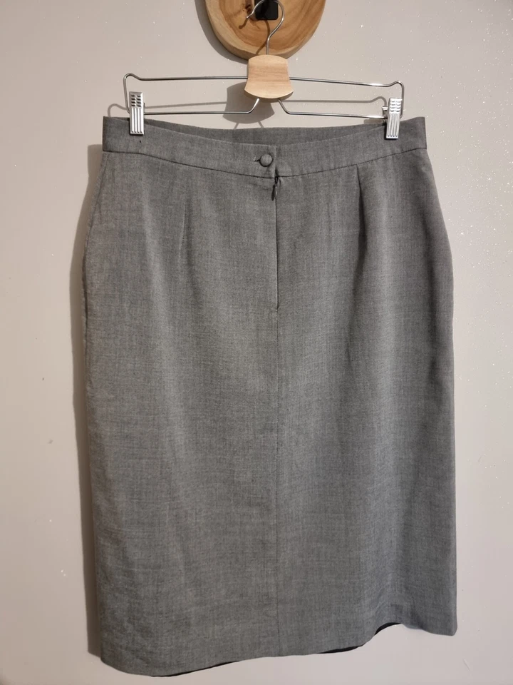 UN JOUR AILLEURS : ORIGINALE JUPE DROITE GRISE FENDUE AVEC ZIPS - Photo 3/4