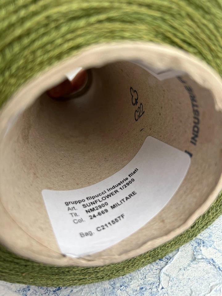Linen tape yarn Color Green 94/6% Linen/Polyamide 290m/100g, Per 100g - Image 2 of 4