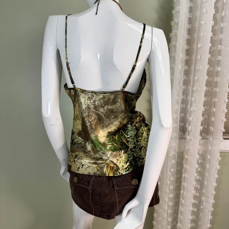 Camiseta sin mangas Y2K Black Widow camuflada con adornos de encaje - Megan Fox / Jennifer’s Body / Bella Swan Foto 4 de 4