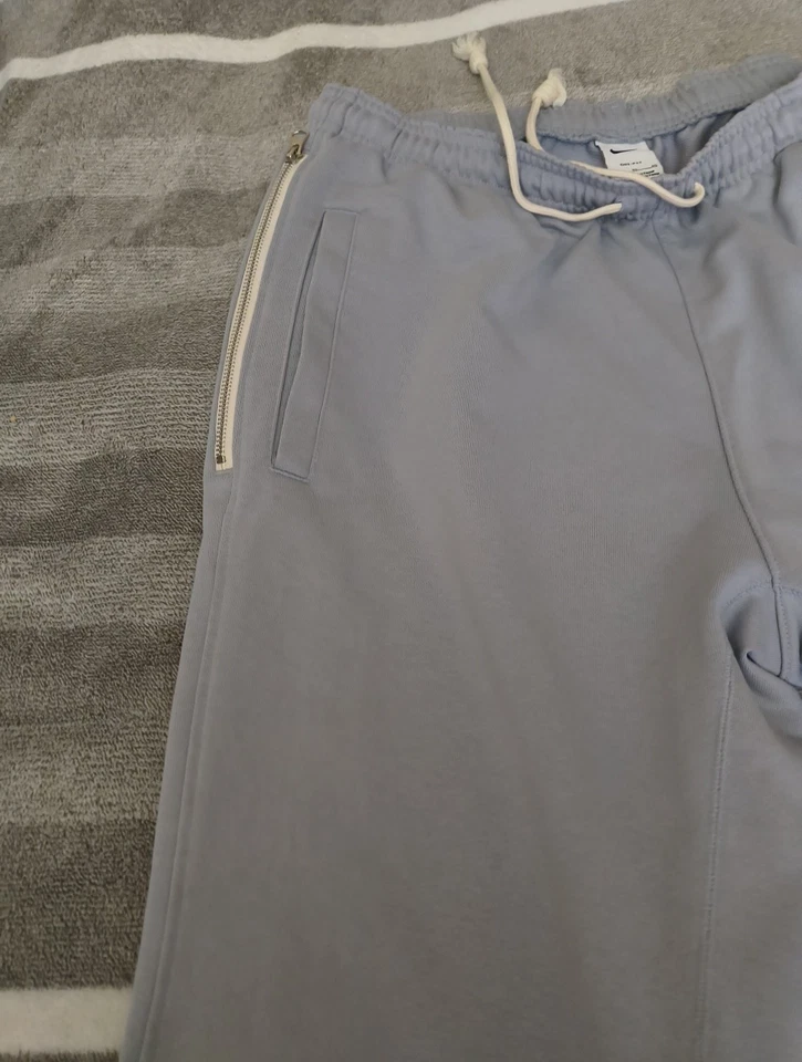 Pantalones Nike Edición Estándar XL Dri Fit, Gris Azulado En Color Con Letras Verdes Foto 4 de 4