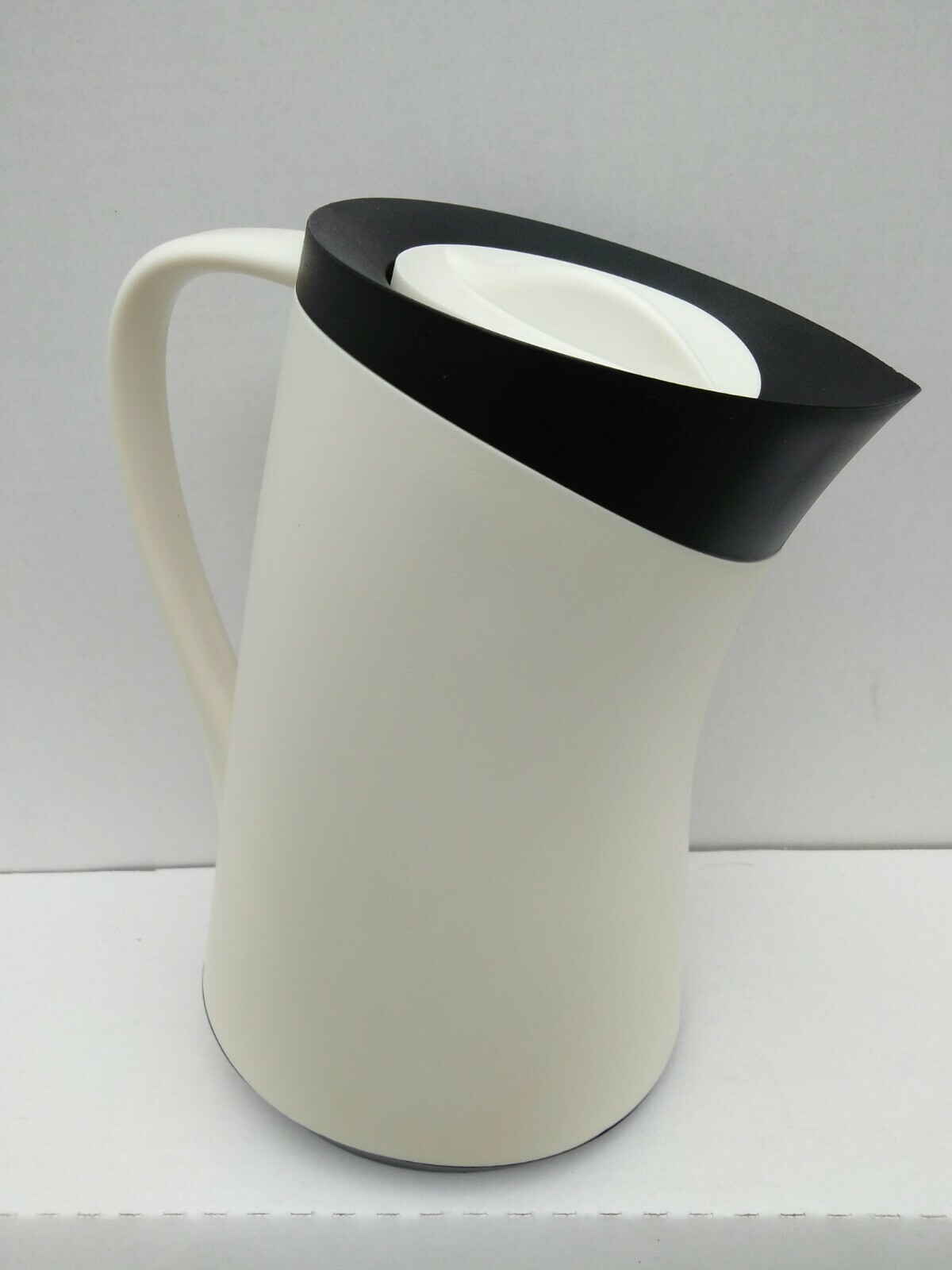 Starbucks Thermal Coffee Thermos Carafe 32oz Pitcher Migo WHITE Slant