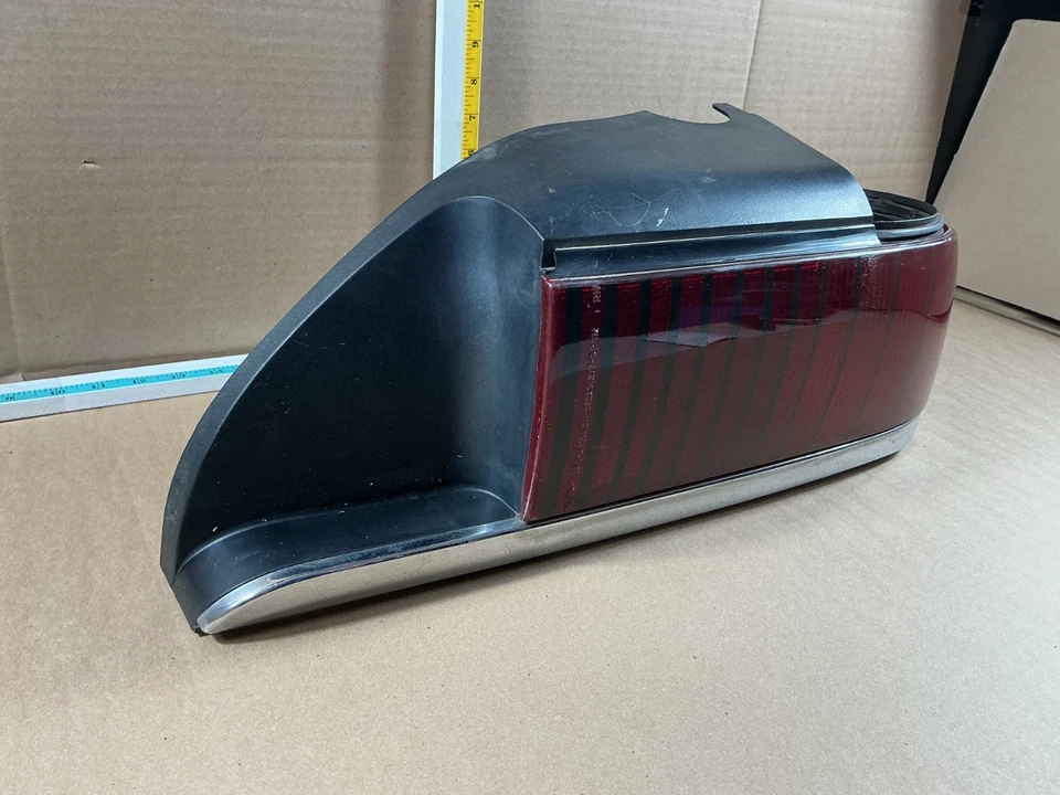 1992-1994 Mercury Grand Marquis lanterna traseira de passageiro quarto painel montado fabricante de equipamento original - Imagem 3 de 4