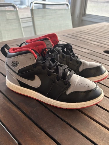 Nike Air Jordan 1 Mid nere grigio cemento rosso bianco DQ8426 006 giovani 3 anni