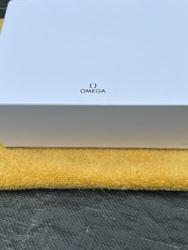 Omega presentation box in Polished Walnut Finish - Picture 5 of 7