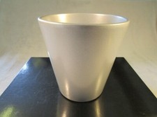 Bellissimo vaso/supporto per piante in ceramica colore argento forma classica.