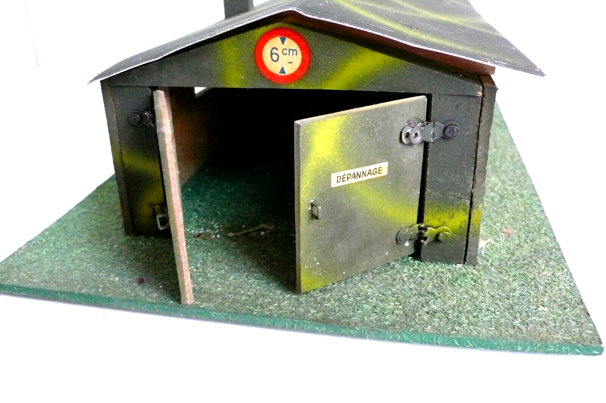 CAMP DEPREUX CASERNE DÉPANNAGE DINKY 1/43 ème BON ÉTAT 20X30cm ANNÉES 50/60 EUR 40,00 - FR