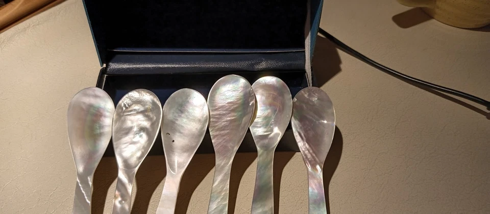 6 Perlmuttlöffel ca. 12,5 cm NEU Eierlöffel, Kaviarlöffel + Schachtel+ 2 Messer - Bild 2 von 4