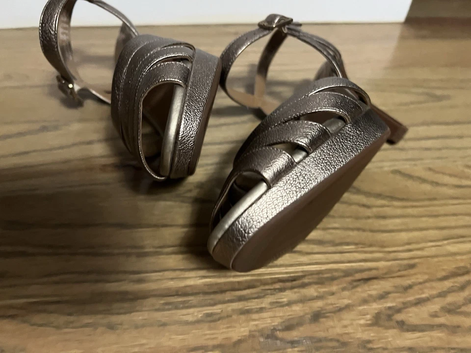 Clark’s Artesanal Dorado Talla 9 9M Vestido Pump Cojín 3 1/2” Tacones de aguja Excelente Foto 2 de 4