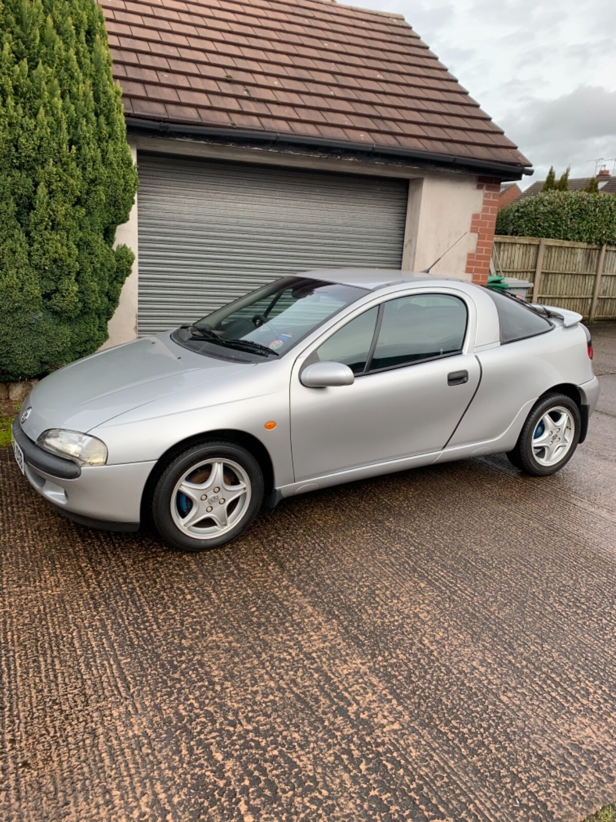 Image 1 - Vauxhall-tigra-chequers-1998